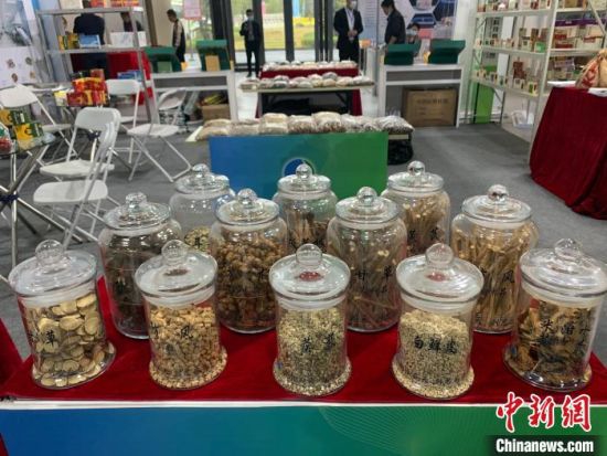 多种中药原材料被摆放在展位等显目位置。 李韵涵 摄