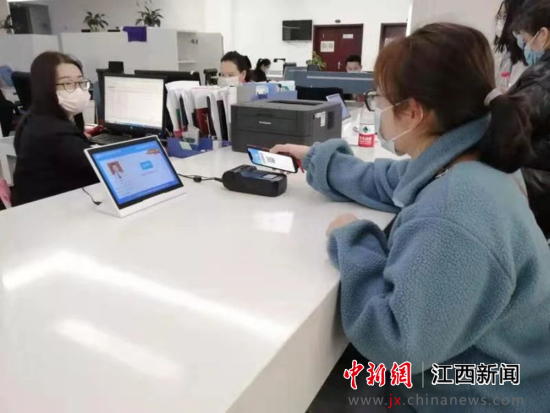 新余市民在市政务服务大厅用电子社保卡作为办事身份凭证。来源:中新网