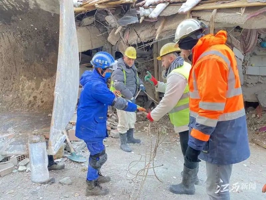 奇迹！被埋125小时，江西救援队救出一位83岁老人