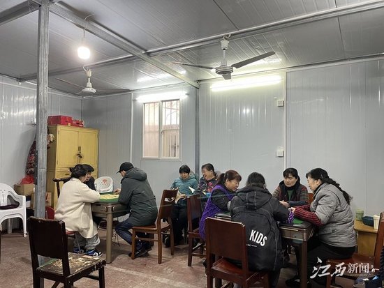 ▲居民在新建的老年活动室玩耍。摄影▕江西日报全媒体记者