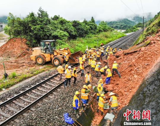 中铁二十五局皖赣铁路某项目部收到铁路部门抢险信息后，立即组织紧急抢险队奔赴现场进行抢险救援。　欧尧能 摄