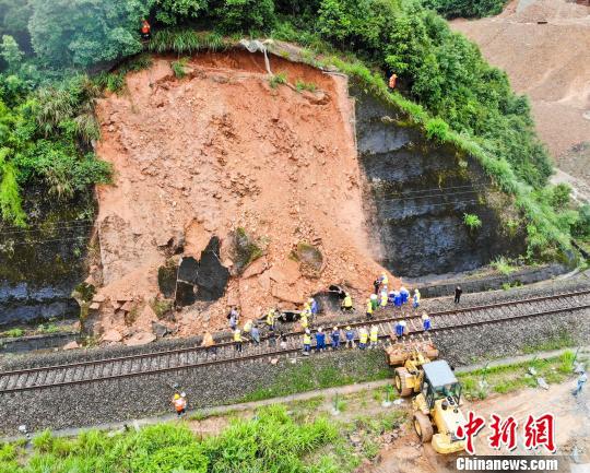 6月20日4时47分，皖赣线景德镇段K368+750处左侧堑坡发生溜坍，坍体约100立方。巡查发现后，鹰潭工务段迅速组织人员机具参与抢险，于当日6时20分抢修完毕，期间未影响行车。　欧尧能　摄