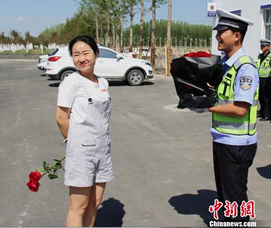 民警黄震向自己的女友柳美子送花。 黄庆 摄