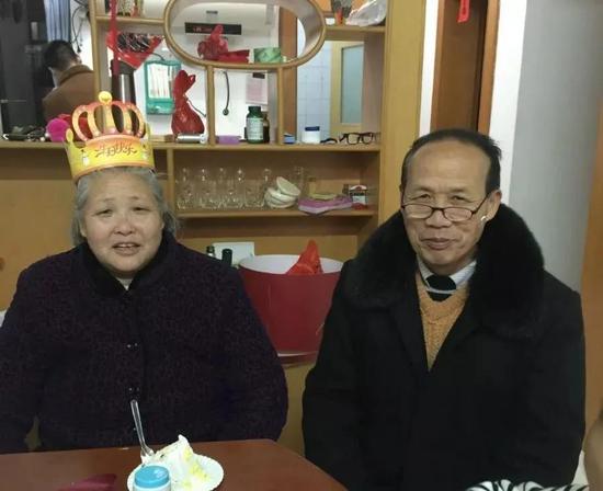 死者陈裕咸生前与家人在一起。受访者供图
