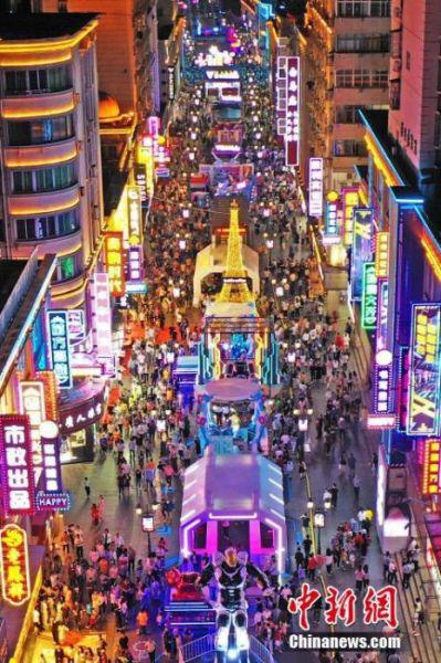 5月2日晚,江西南昌,民众在胜利路步行街休闲购物。(无人机照片) 中新社记者 刘占昆 摄