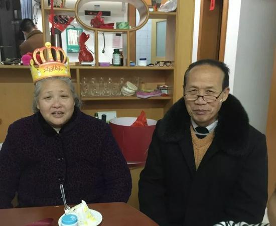 ▲死者陈裕咸生前与家人在一起。受访者供图