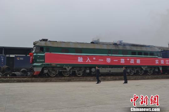 24日，在南昌横岗站，江西首趟中欧（南昌-鹿特丹）国际铁路货运班列启动出发。 苏路程 摄