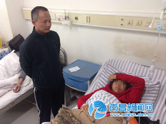 余登火和正躺在病床上的戴女士