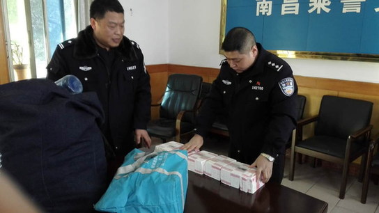 图为乘警清点钱款。
