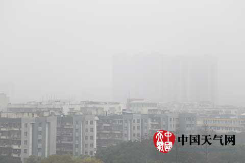 17日10时,福州城被雨雾笼罩。