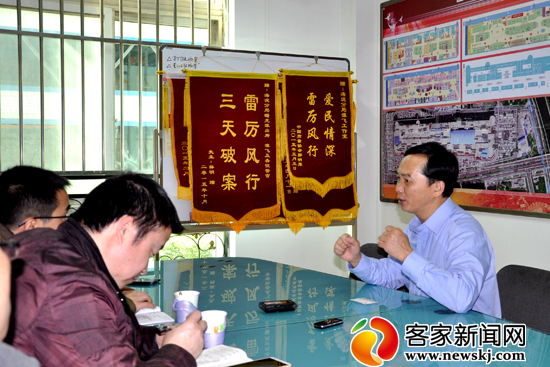 谭飞在以他个人名字命名的“谭飞民警工作室”内,接受客家新闻网及其他赣州媒体记者的采访。