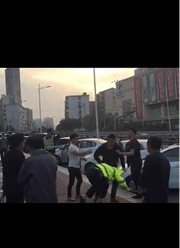 南昌交警清理违停车辆时被多人当街暴打(图) 微博截图