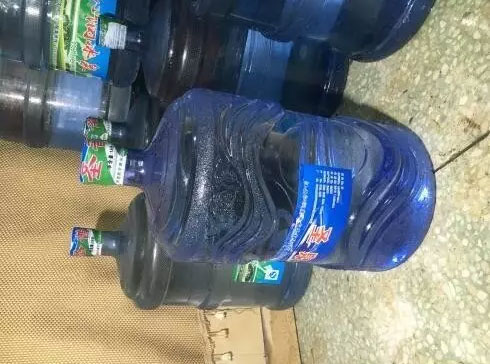 同一桶水出现不同品牌标签
