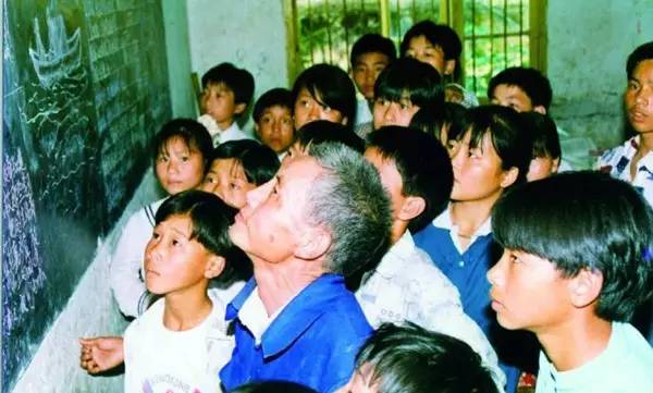 蒋国珍和学生们在一起