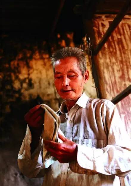 一条毛巾剪成两段用,使用多年后仍不肯丢弃
