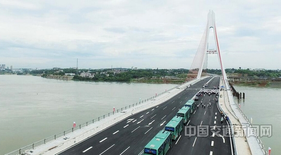 6月30日,江西省吉安市新井冈山大桥主线桥通车(如图)