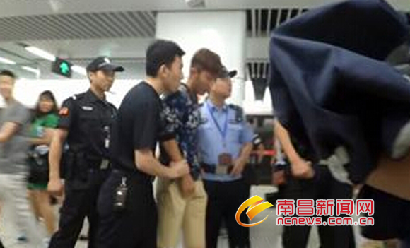 南昌地铁“偷拍狂”瞄准美女裙底 休假警察不动声色部署抓人(视频截图)