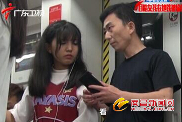 民警向“受害女性”出示警官证(视频截图)