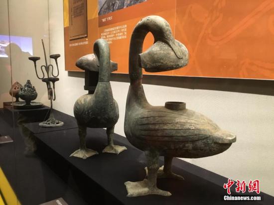 图为海昏侯墓出土青铜雁鱼灯。 中新网记者翟璐摄