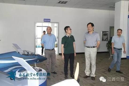 耿立威(左二)陪同南昌航空大学党委书记傅克刚(右二)参观考察南昌