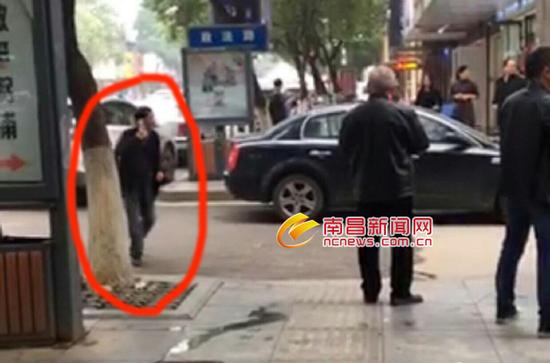 图为朋友圈传“新建抢小孩”视频截图