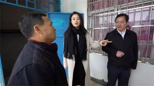 凤凰卫视中文台《承诺2020》摄制组与蓝捷书记、温章喜在搬迁地点