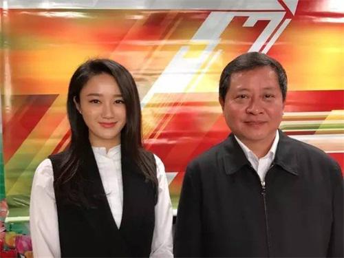 凤凰卫视中文台《承诺2020》主持人田桐与县委书记蓝捷合照