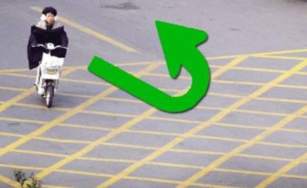 黄色网格线内禁止停车,很多车主都应知道。但是,这些黄色网格线只要未设路中隔离护栏,就“允许调头”