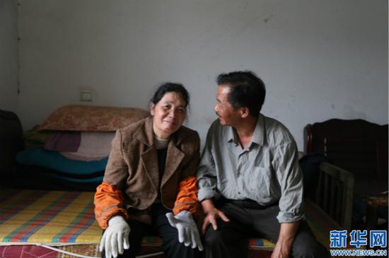 李根金哄着妻子,妻子开心地笑着,如同天真的孩子一般。