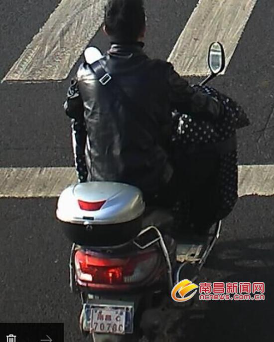 　　电动车闯红灯被抓拍