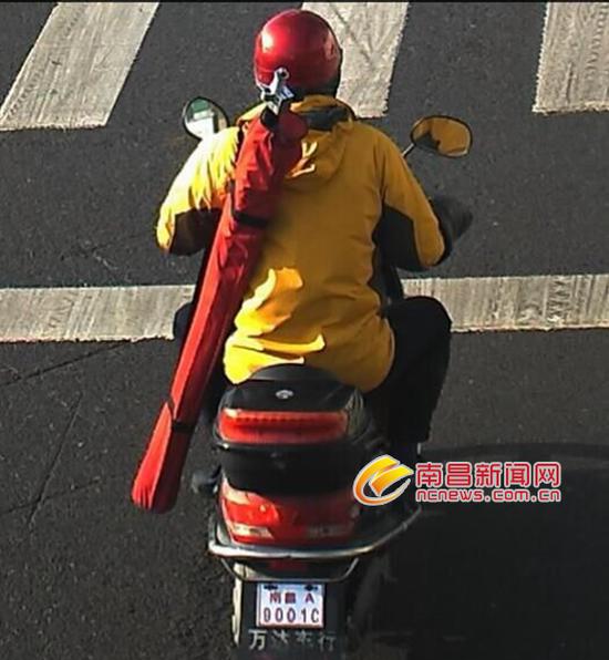 　　电动车闯红灯被抓拍