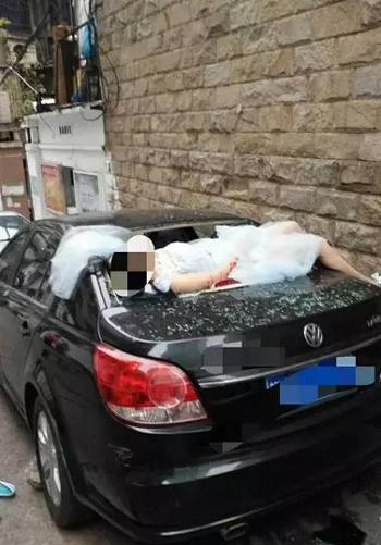 1、婚纱女子浑身是血躺在车顶上