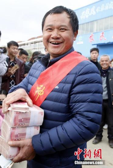 今年凌继河承包的良田再次获得丰收,过年前他兑现诺言,为90余位农民共发放308万种粮奖金。刘占昆摄