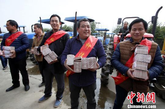 种粮农民代表各自分区喜领巨额奖金。 刘占昆摄