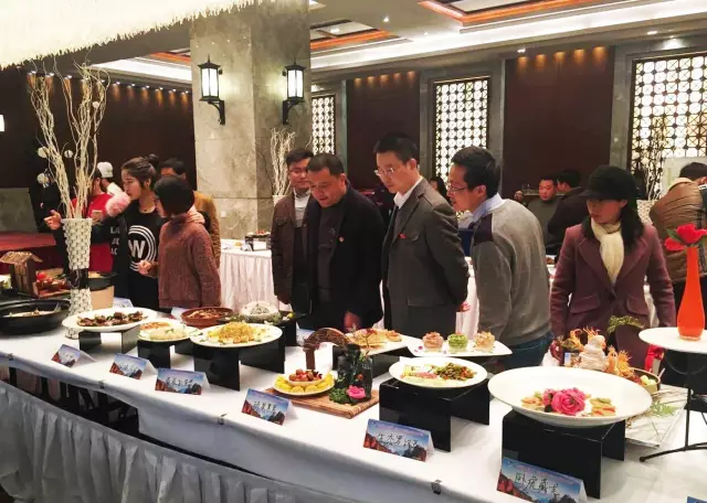 風景區黨委副書記、管委會主任吳華現場觀看美食大賽