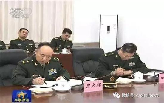 黎火辉(前排左一) 央视新闻截图