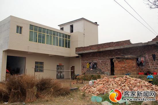 图中左侧为刘某东居住的房屋，右侧为其父母平时居住的房屋。