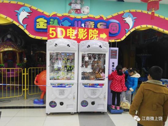 仍有小孩进出游玩的儿童游乐场