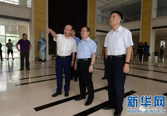 (鹿心社看望新华社江西分社员工)