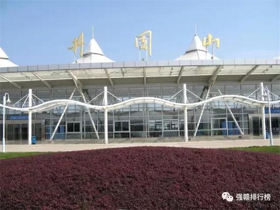 井冈山机场距井冈山风景区80公里,能满足空中客车321、波音757以下机型的客机起降,设计年吞吐量28万人次。