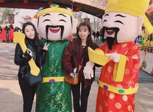话说现在的女孩子化妆出门都不是为了见男生