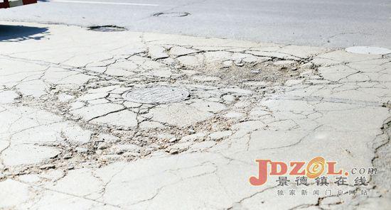 水泥路面已经被严重压坏呈网状破裂并塌陷
