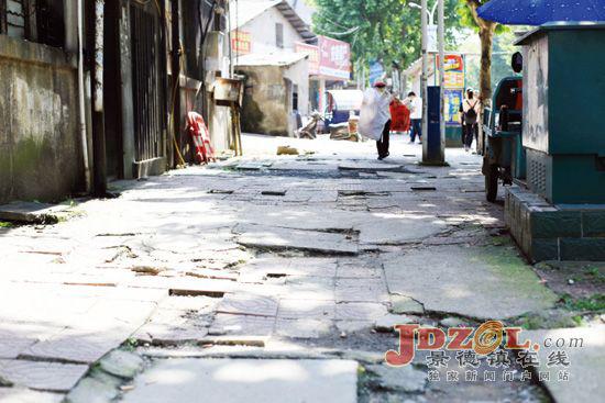 路面破损情况更是严重