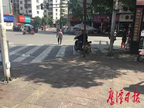 “摩的”司机停在斑马线上待客。