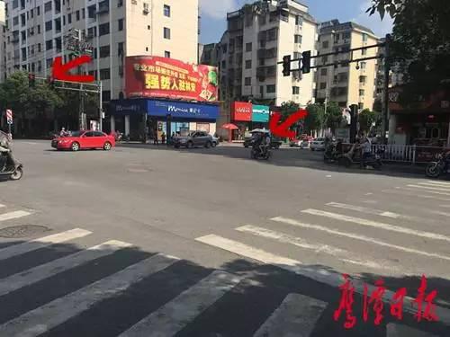 正大路一“摩的”司机闯红灯。