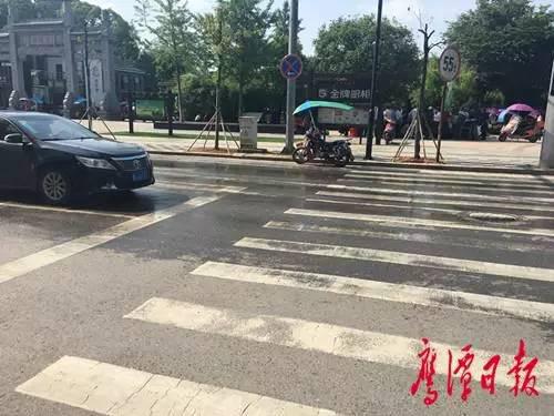“摩的”司机把车“扔”在路口。