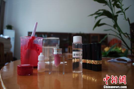 13日,高媛展示制作“可食用”口红的制作材料。 刘淑珺摄