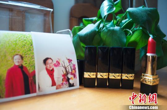 13日，高媛展示自制的“可食用”口红，准备在母亲节这天送给母亲。　刘淑珺摄