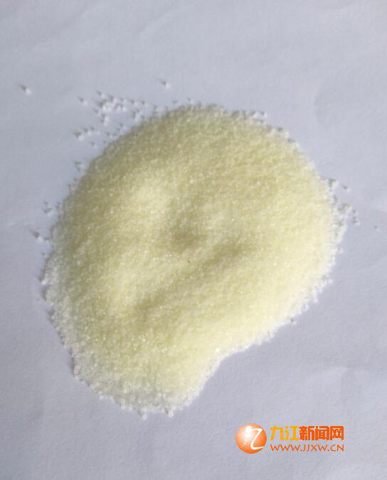 倒出来里面的盐是黄色的。