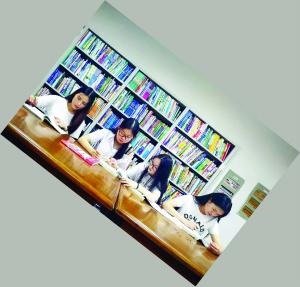 4 名女生一起学习
